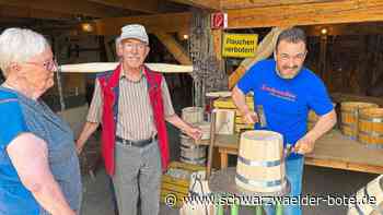 Aktionstag in Beihingen - Kübelmacher zeigt beim Heimatmuseum altes Handwerk - Schwarzwälder Bote