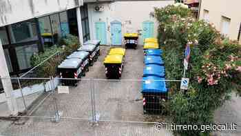 Cecina, sfilza di cassonetti sotto casa: la protesta dei residenti - Il Tirreno