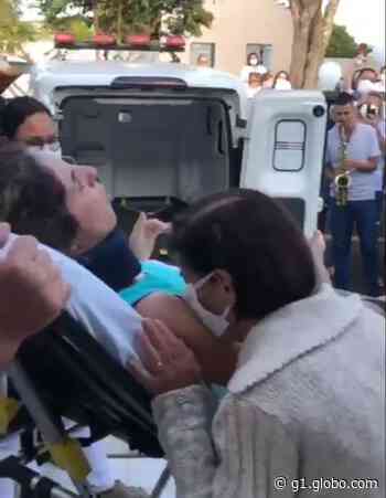 VÍDEO: com homenagens, secretária atingida por telão de 300 kg em Tupaciguara recebe alta após quase 10 dias internada - Globo