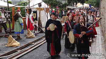 Spielleute, Gaukler, Feuerspucker und Ritter beim Mittelaltermarkt in Ebern - Main-Post