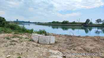 Jesolo, dalle acque del canale Revedoli emerge il cadavere di un uomo - La Nuova Venezia