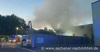 Feuerwehreinsatz in Aachen: Nächtlicher Brand in Recyclinghalle