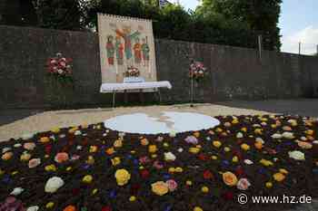 Fronleichnam in Giengen dieses Jahr anders: Gottesdienst mit Pizzaschachteln vor dem Rathaus - Heidenheimer Zeitung