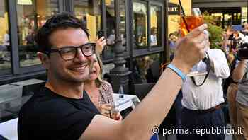 Risultati, strette di mano e brindisi: la giornata elettorale in via Cavour di Guerra e Vignali - foto - La Repubblica