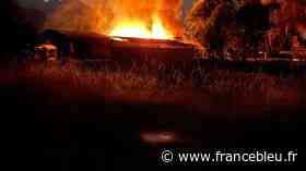 Isère : un incendie impressionnant à Crolles, un bâtiment agricole presque totalement détruit - France Bleu