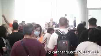 Crotone, tensione in aeroporto per mancato volo per Bergamo: passeggeri dirottati su Lamezia - Gazzetta del Sud - Edizione Catanzaro, Crotone, Vibo