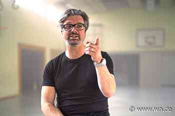 Henning Wehland hilft am Hot Dog-Stand aus