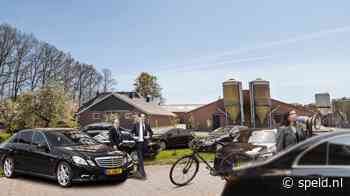 Tweede Kamerleden gaan met 149 man verhaal halen bij boer Harm (52) - De Speld