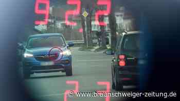 Autofahrer zeigt Blitzer den Stinkefinger - 5000 Euro Strafe