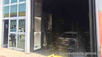 Caorle, incendio in officina, Distrutte tre auto. Mistero sulle cause del rogo - La Nuova Venezia
