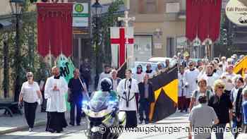 Nach Corona-Pause ziehen Katholiken am Feiertag durch die Innenstadt