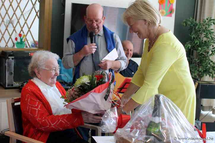 Martha blaast 100 kaarsjes uit