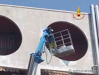 Salvato dai Vigili del Fuoco nel cestello pericolante - Prima Vercelli