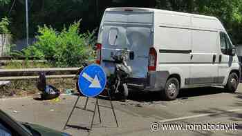 Incidente in via dei Prati Fiscali: scooter contro furgone, un ferito