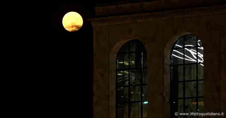 Milano, lo spettacolo della “Superluna delle fragole” sopra Piazza Duomo: le immagini