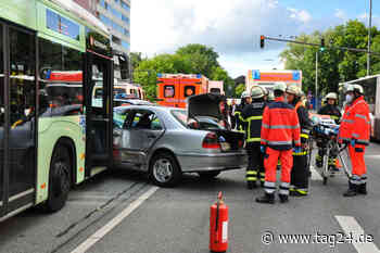 Unfall in Hamburg: Mercedes will wenden und fährt direkt vor Hochbahn-Bus - TAG24