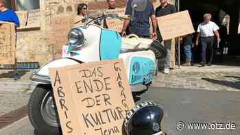 Rückkehr ins Jenaer Rathaus von Garagendemo begleitet