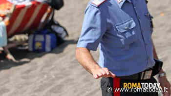 Il ladro che ruba portafogli sotto gli ombrelloni in spiaggia
