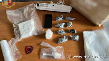 Lo spacciatore con mezzo chilo di cocaina nascosta sotto la sella dello scooter