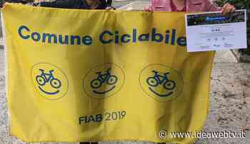 Alba: Fiab consegna la bandiera di “Comuni Ciclabili” al Comune - www.ideawebtv.it - Quotidiano on line della provincia di Cuneo - IdeaWebTv