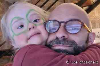 Bambina down, figlia di Luca Trapanese, offesa in spiaggia a Napoli: "Alba è malata e anche brutta" - Luce - Luce