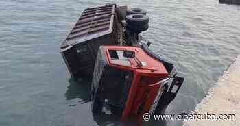 Camión cae al mar en el malecón de Manzanillo - CiberCuba