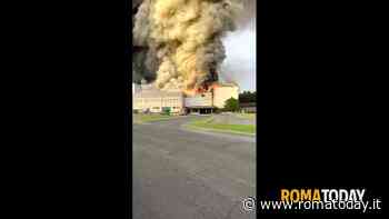 VIDEO | Incendio a Malagrotta, brucia il tmb privato che smaltisce i rifiuti di Roma