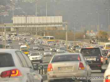 Travolti da un tir in tangenziale: morti due uomini, beccato il pirata
