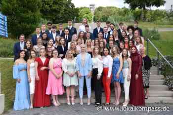 Zeugnisausgabe an der Europaschule Hemer: Das Schulkollegium verabschiedet sich mit einem Welthit „Time To Say Goodbye“ - Hemer - www.lokalkompass.de
