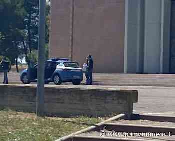 Afferra una bambina all’uscita di scuola, viene scoperta e fugge. La Polizia la trova in chiesa - Primonumero