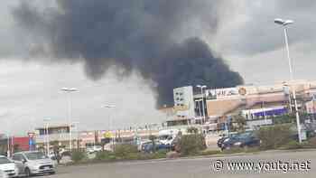 Sestu, a fuoco un capannone usato come deposito di cassette di plastica - YouTG.net