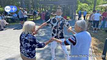 Rathenow: Party im Seniorenpark - endlich wieder tanzen und schunkeln - Märkische Allgemeine Zeitung