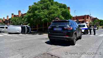 Incidente all'Infernetto: auto ribaltata dopo scontro con suv, 3 feriti. Grave una donna