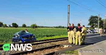 Auto aangereden door trein in Adinkerke: treinverkeer stil tussen Veurne en De Panne - VRT NWS