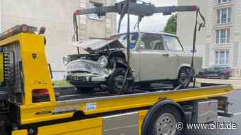 Mitten in Dresden: Ford faltet Trabi zusammen | Regional - BILD