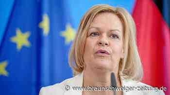 Foto mit Innenministerin: Jugendliche zeigen rechte Gesten