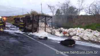 Carreta tomba e pega fogo na rodovia Assis Chateaubriand - Band Jornalismo