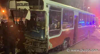 [Video] Hombre robó un bus escolar, escapó de la policía y chocó a 21 carros - Pulzo.com