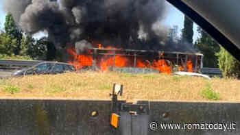 Incendio sul raccordo anulare: bus carbonizzato dalle fiamme