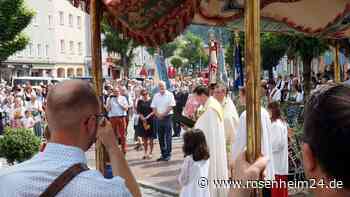 Stimmungsvolle Prozession führt durch die Altstadt von Wasserburg