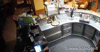 Merano, un balzo verso la cassa e si porta via il portafoglio - Alto Adige