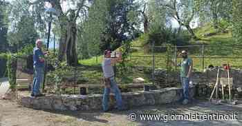 Gli Amici dell'ospedale di Malcesine all'opera: l'area verde è come nuova - Trentino