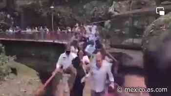 Alcalde de Cuernavaca y su esposa caen tras desplomarse puente colgante; se reportan heridos - AS México