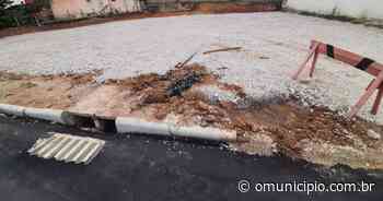 Moradores reclamam de vazamento de água em rua do Centro de Brusque; Secretaria de Obras se manifesta - O Município