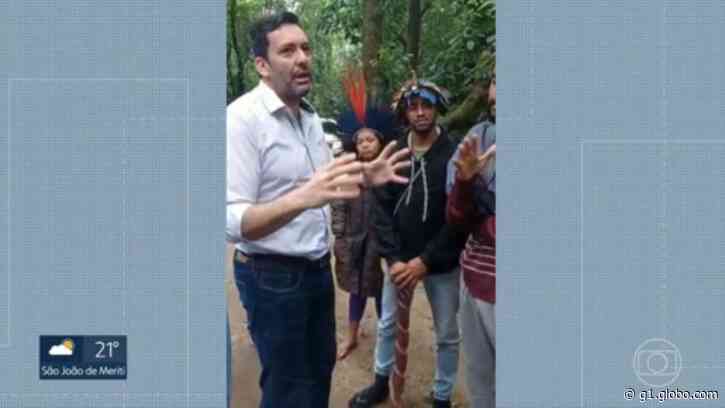 Prefeito de Mangaratiba discute com grupo de indígenas, que o acusa de falas racistas - Globo
