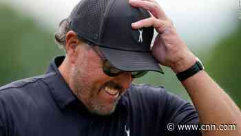 US Open: Mickelson suffers nightmare first round as Hadwin takes surprise lead