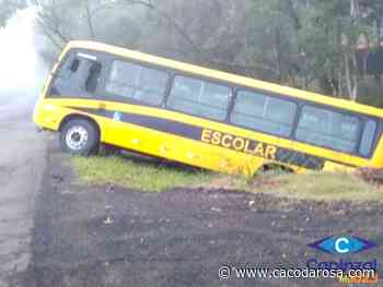 Ônibus escolar sai da pista no interior de Capinzal - Caco Da Rosa