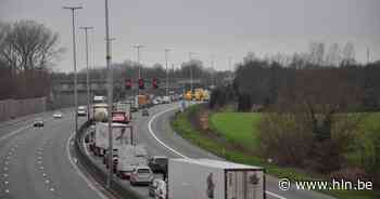 Linkerrijstrook versperd op E17 ter hoogte van Pinte - Het Laatste Nieuws
