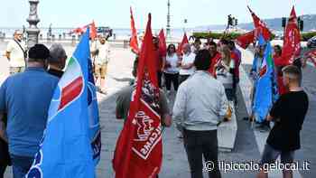 Gli addetti alla vigilanza in piazza a Trieste: «Paghe indecenti». Verso l'alt agli straordinari - Il Piccolo