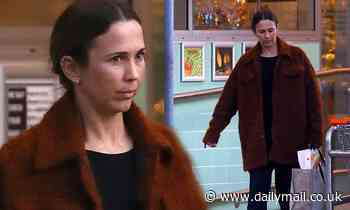 Bec Hewitt goes makeup free to buy groceries in Sydney's Rose Bay - Daily Mail